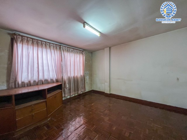 *****ทาวน์โฮมมือสองย่านกรุงเทพฯ ม.ธันยกานต์ มัยลาภ เนื้อที่ 17.4 ตร.ว. ฟังก์ชันจัดเต็ม 4 ห้องนอน 3 ห้องนอน 1 ที่จอดรถ แถมฟรี! 2 เครื่องปรับอากาศ บ้านทำเลโซนเมือง เดินทางสะดวก ใกล้รถไฟฟ้าในอนาคตสายสีชมพู "สถานีมัยลาภ" และทางด่วน "ฉลองรัช" จองด่วน!